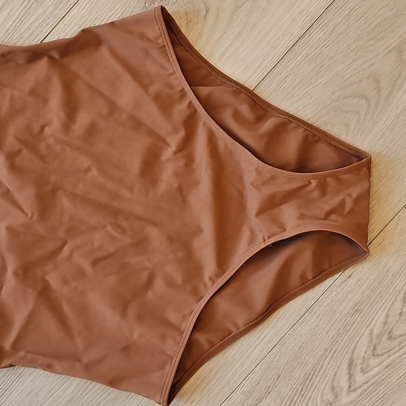 Babaton Square Neckline Bodysuit, Small - Picture 4 of 13